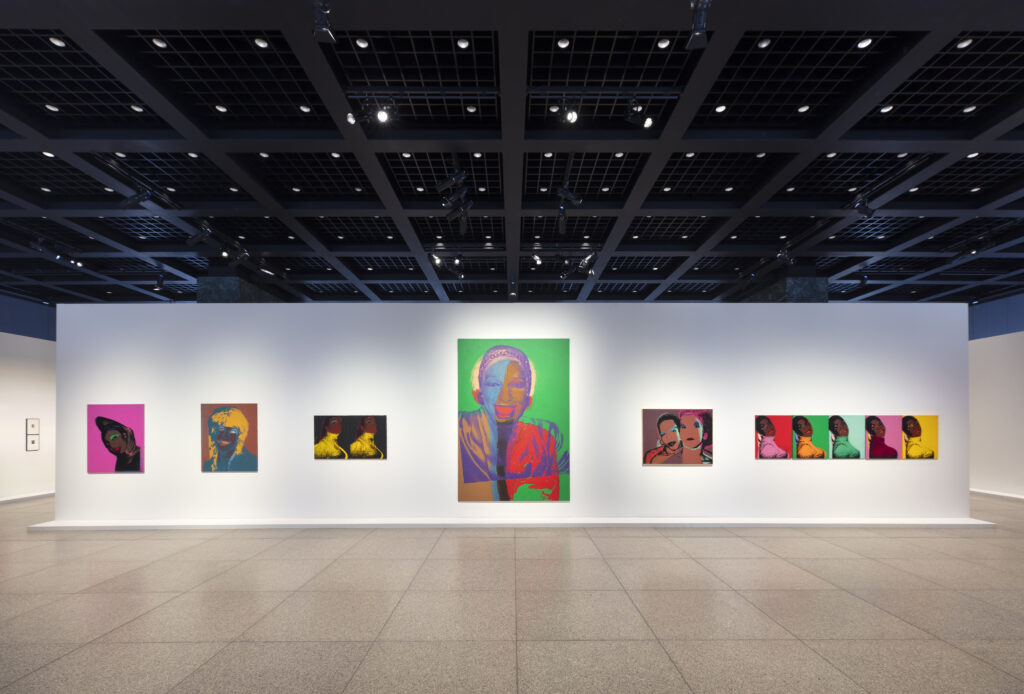 Installation View: Andy Warhol. Velvet Rage and Beauty , Neue Nationalgalerie, 7.6. – 6.10.2024 © 2024 The Andy Warhol Foundation for the Visual Arts, Inc. / Licensed by Artists Rights Society (ARS), New York / Foto: David von Becker / Nationalgalerie – Staatliche Museen zu Berlin